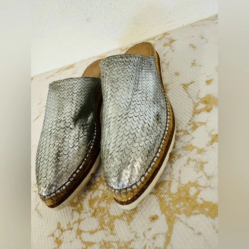 🔥🔥FINAL CLEARENCE🔥🔥 FREE PEOPLE Silver Snake Shoes - Picture 2 of 7